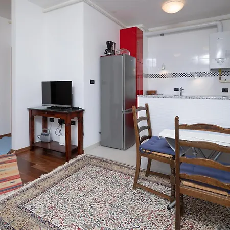 Apartment In With Kitchen *